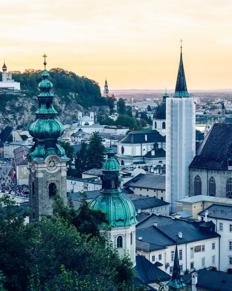 Salzburger Altstadt mit Kirchtürmen im Abendlicht