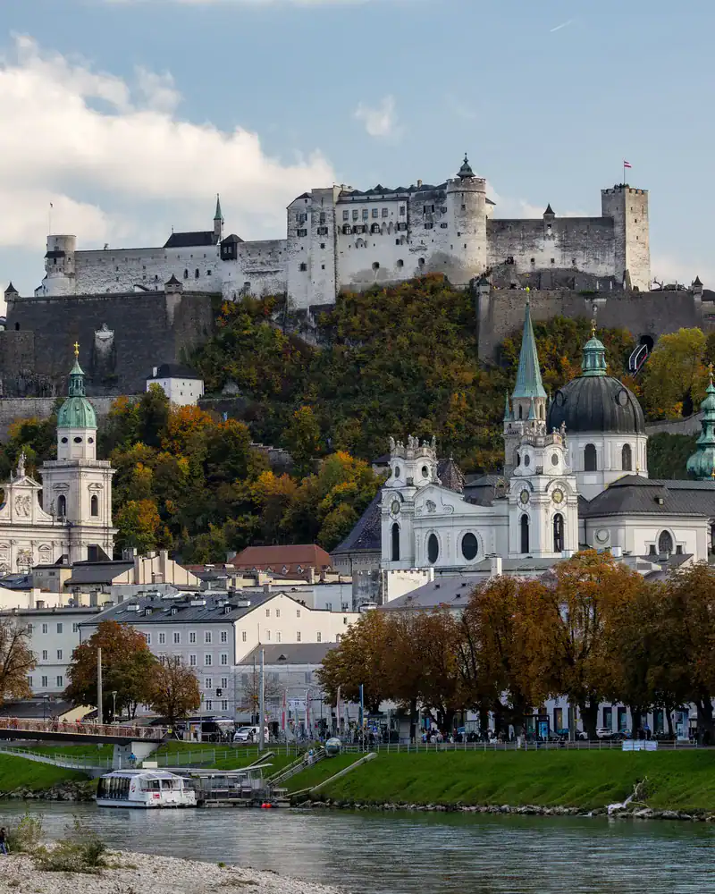 Salzburger Skyline mit Festung und Salzach im Vordergrund